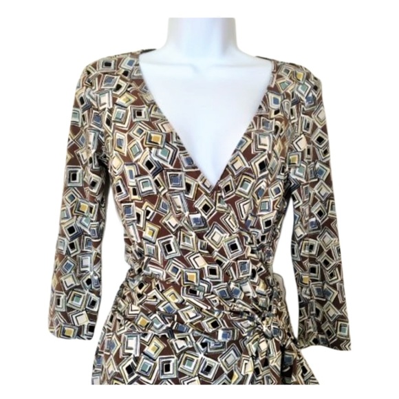 BCBGMAXAZRIA V-Neck Ling Sleeve Geometric Print Wrap Dress - Picture 3 of 6